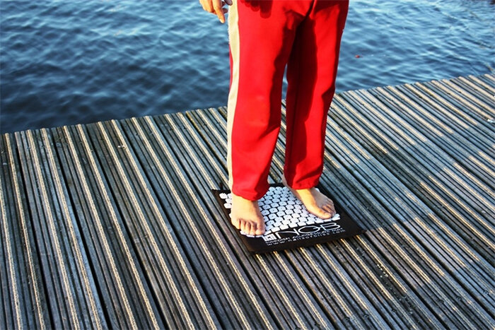 Nails of Bliss stamat standing spijkermat Zweedse Zweden Sweden acupressuur mat worktrainer.nl rood red black workrainer.com